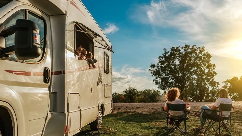 Camping-car stationné dans un pré jurassien, à deux pas de la chèvrerie Pampilles & Compagnie