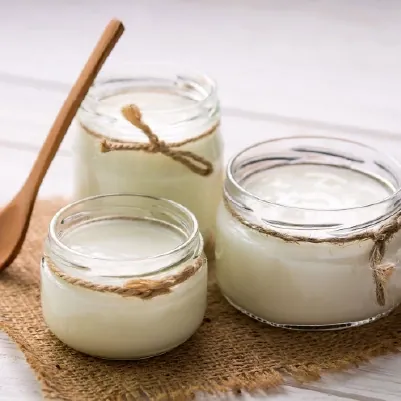 Yaourts au lait de chèvre servis dans des petits pots en verre