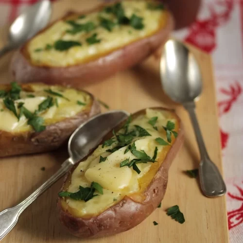 Pommes de terre farcies à la bûche et aux oignons